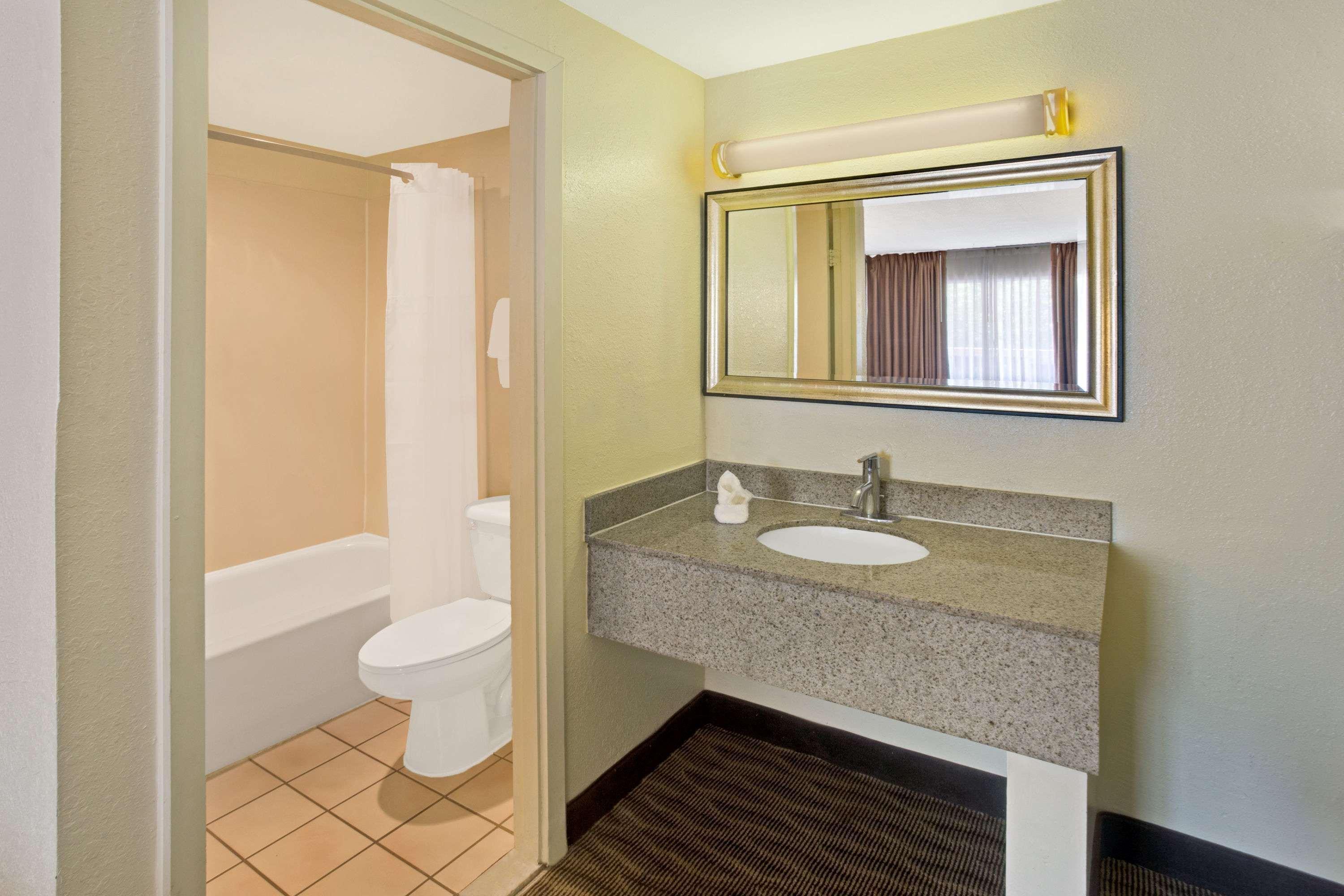 Days Inn By Wyndham Silver Spring Eksteriør bilde